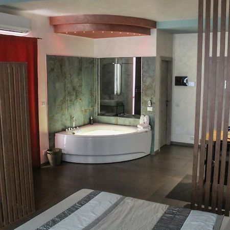 Garda Fantasy Apartment - Jacuzzi Desenzano del Garda Exteriér fotografie