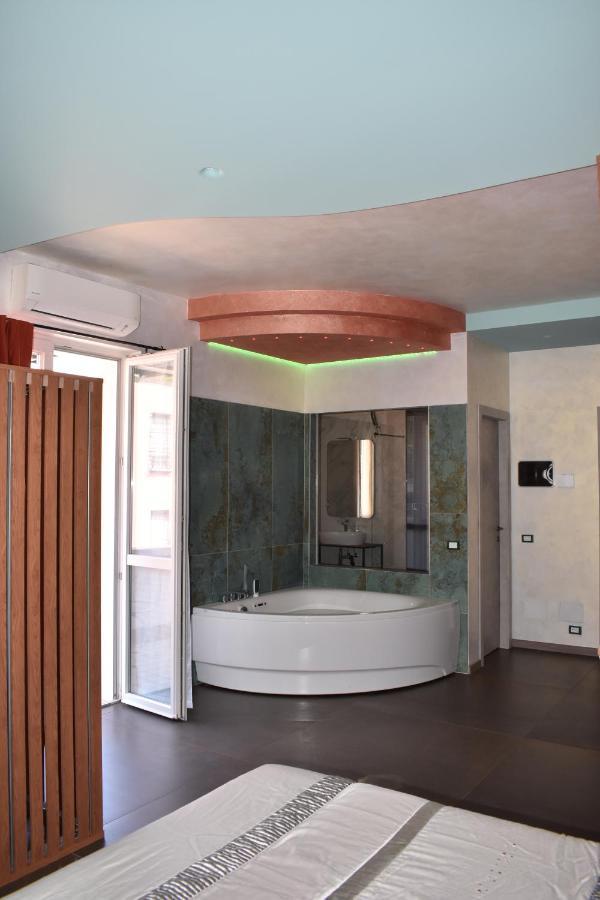 Garda Fantasy Apartment - Jacuzzi Desenzano del Garda Exteriér fotografie