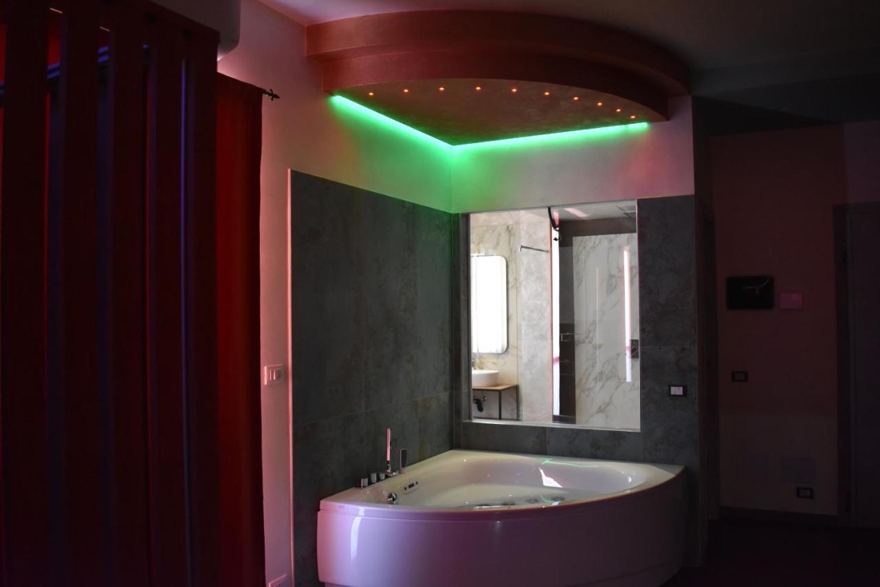 Garda Fantasy Apartment - Jacuzzi Desenzano del Garda Exteriér fotografie