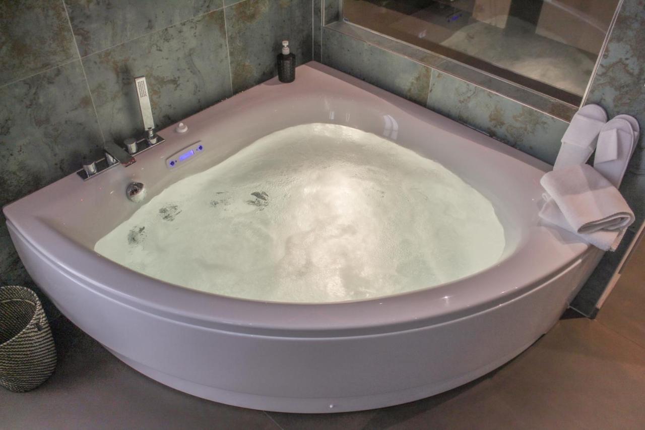 Garda Fantasy Apartment - Jacuzzi Desenzano del Garda Exteriér fotografie