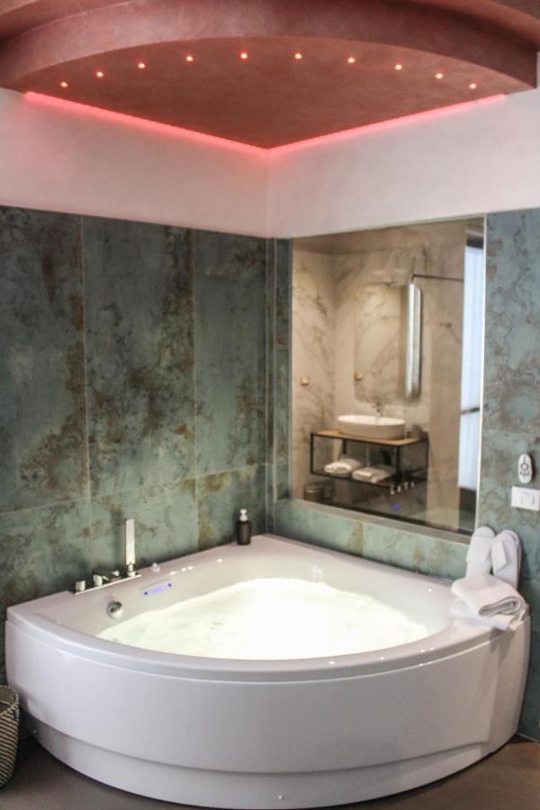Garda Fantasy Apartment - Jacuzzi Desenzano del Garda Exteriér fotografie