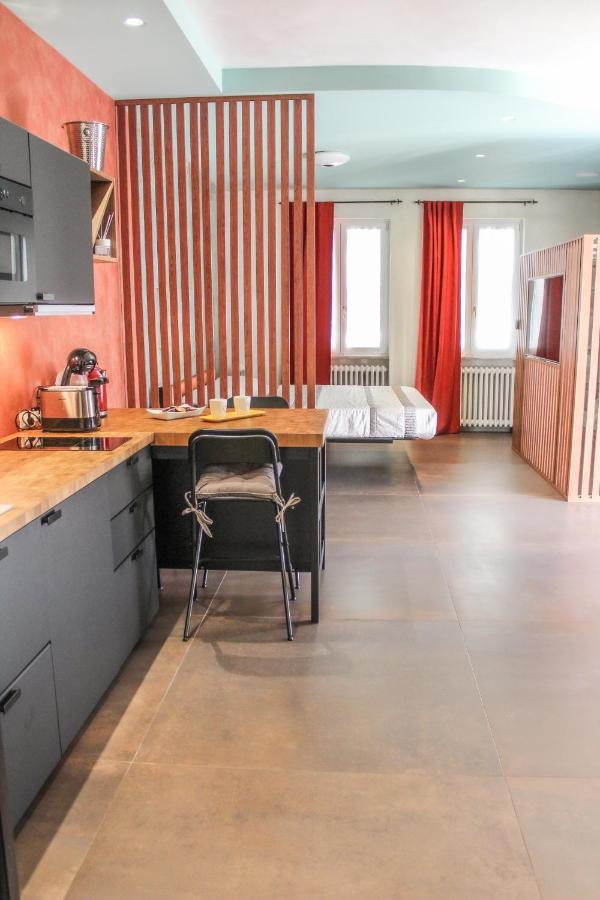 Garda Fantasy Apartment - Jacuzzi Desenzano del Garda Exteriér fotografie