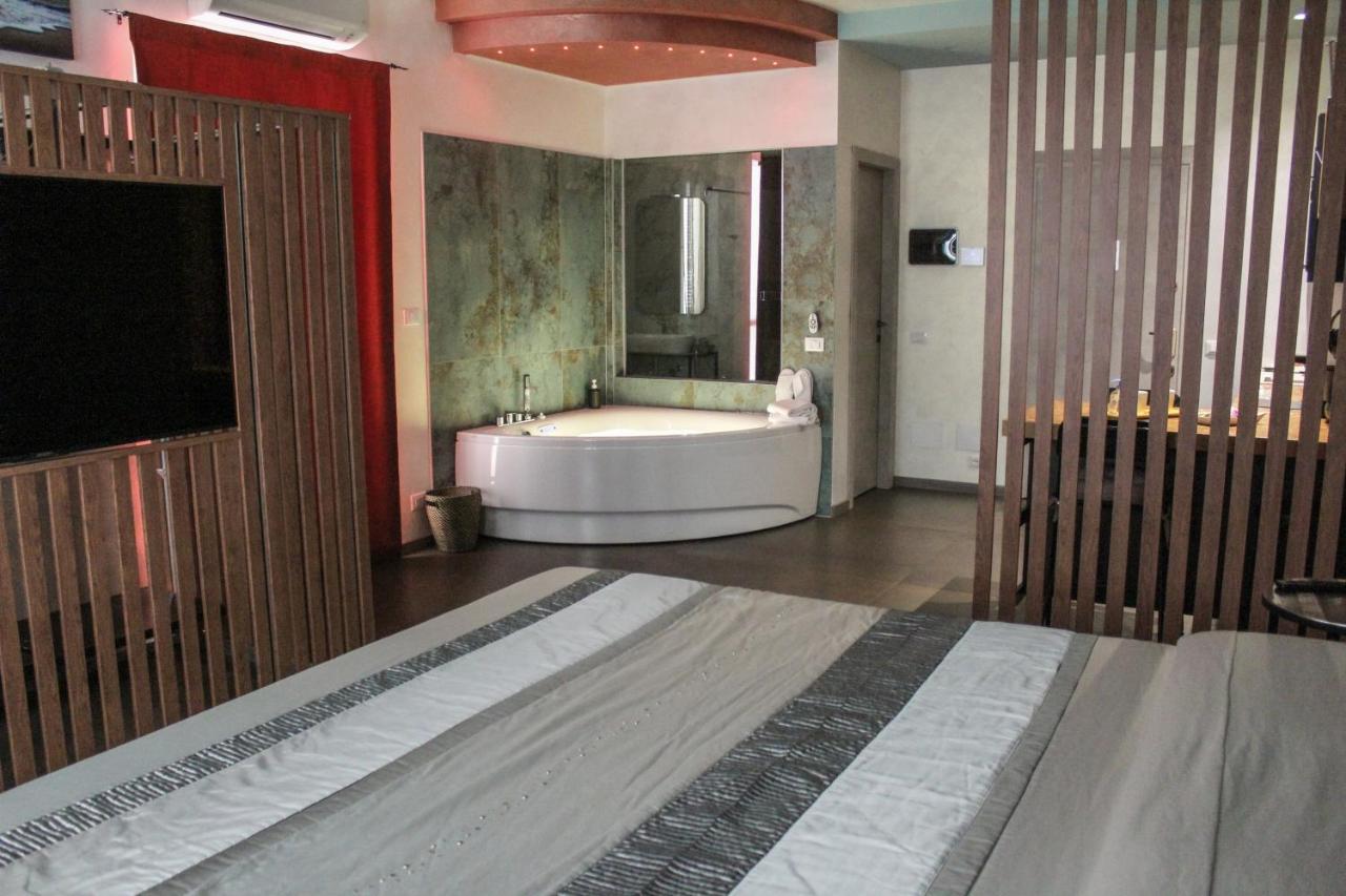Garda Fantasy Apartment - Jacuzzi Desenzano del Garda Exteriér fotografie