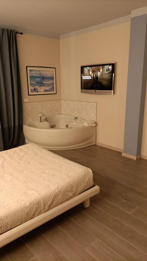Garda Fantasy Apartment - Jacuzzi Desenzano del Garda Exteriér fotografie